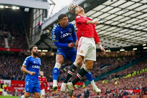 Man Utd buộc phải thắng Everton tại Goodison Park nếu muốn nuôi hy vọng dự Champions League. Ở trận lượt đi tại Old Trafford, hai đội hòa nhau 1-1 (Ảnh: AP).