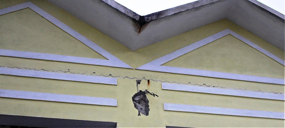 Một số vết nứt chân chim trên dãy ki ốt chợ mới Bà Rén.