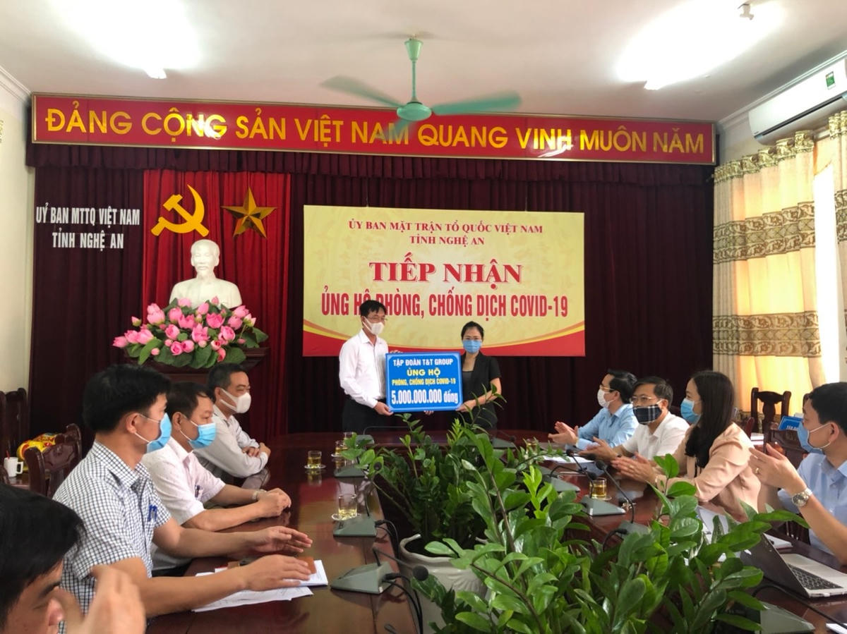 Lãnh đạo MTTQ tỉnh Nghệ An tiếp nhận sự ủng hộ của các tổ chức, cá nhân cho công tác phòng chống dịch Covid-19.