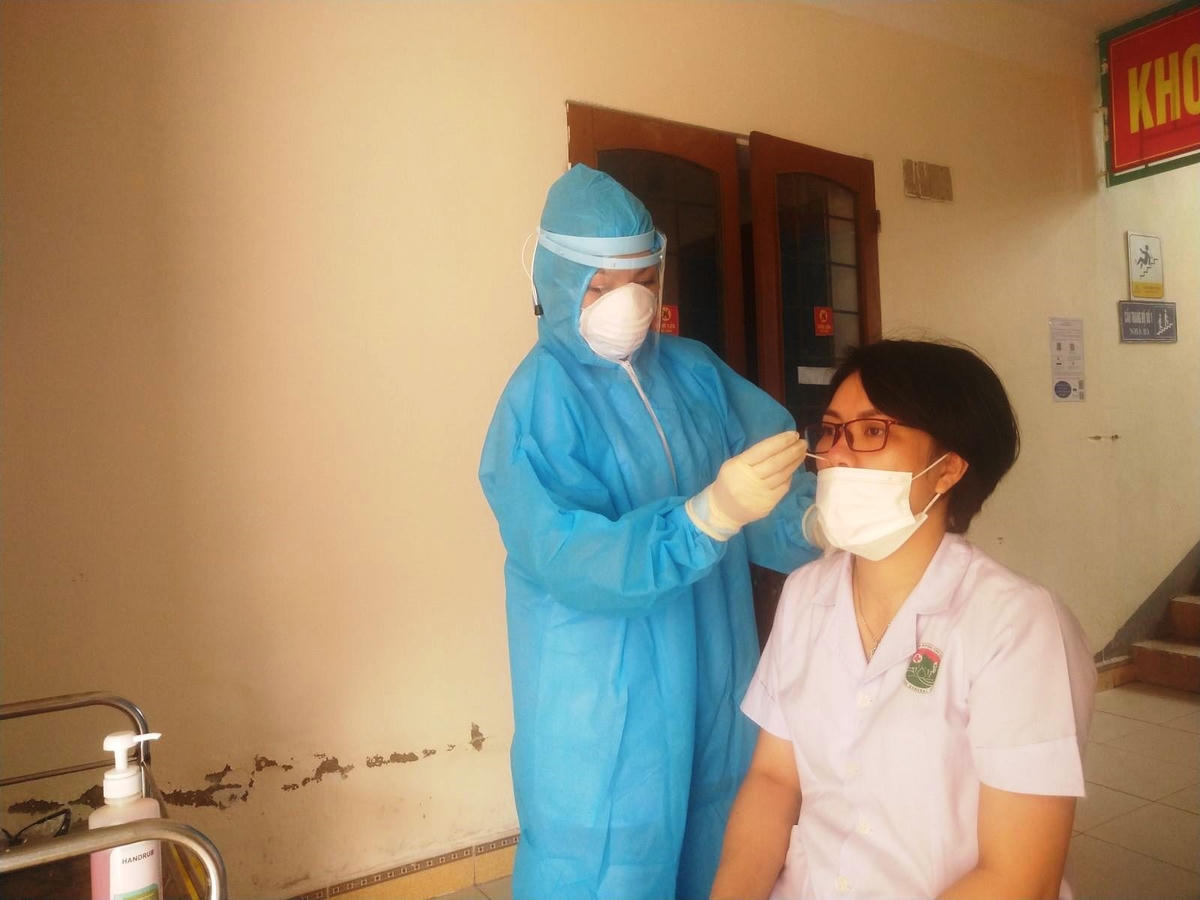 Lấy mẫu xét nghiệm cho cán bộ, nhân viên bệnh viện.