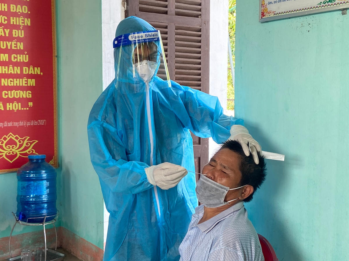 Ngành y tế Hà Tĩnh lấy mẫu xét nghiệm người dân trong vùng phong tỏa.