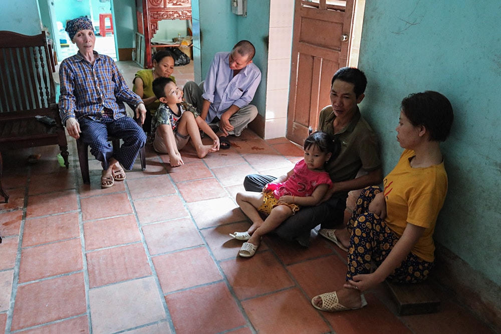 Đại gia đình quây quầy trong ngôi nhà mang tên Đại đoàn kết. Ảnh: Quang Vinh.