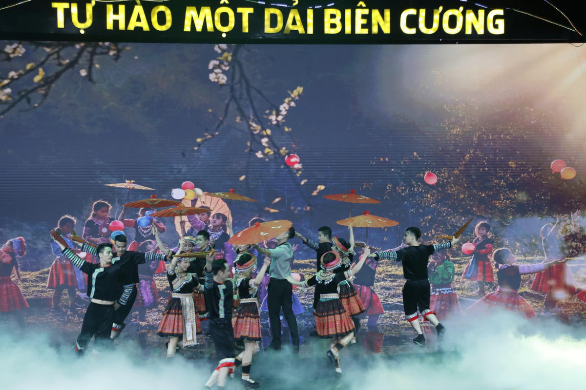 Tiết mục biểu diễn văn nghệ tại Lễ trao giải.