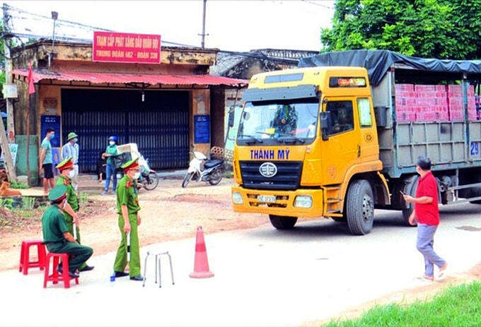 Một số tuyến đường xã Yên Định, Sơn Động bị phong toả để cách ly. Ảnh: Nguyễn Hoà.  