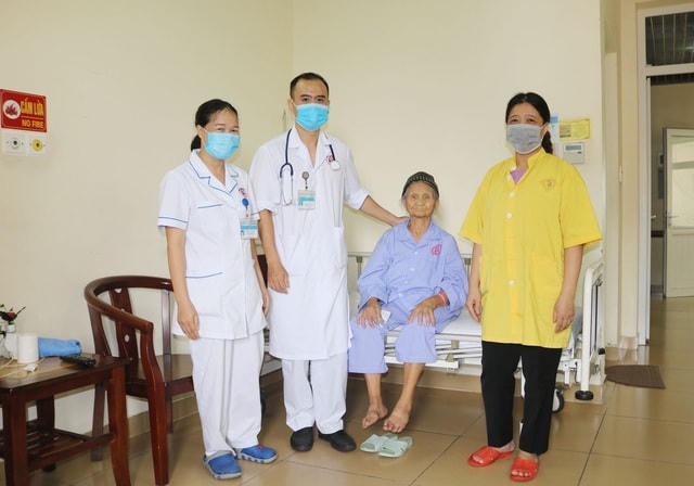 Sau 1 tuần điều trị, cụ bà Đỗ Thị Khược, 103 tuổi đã có thể xuất viện.