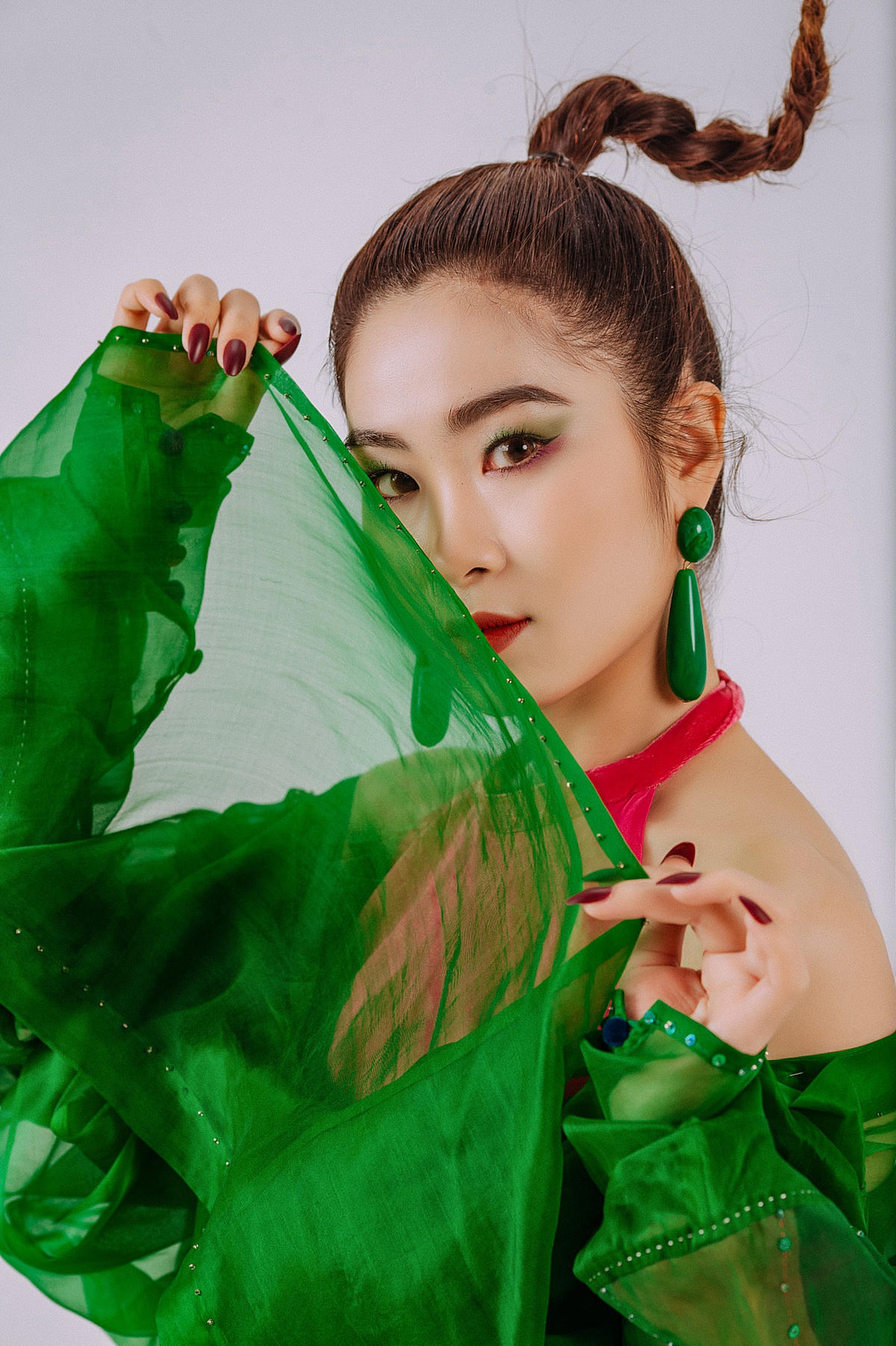 MV “Son” cũng chính là sự khẳng định của Hà Myo với mục tiêu xây dựng con đường âm nhạc cho một ca sĩ trẻ hiện đại.