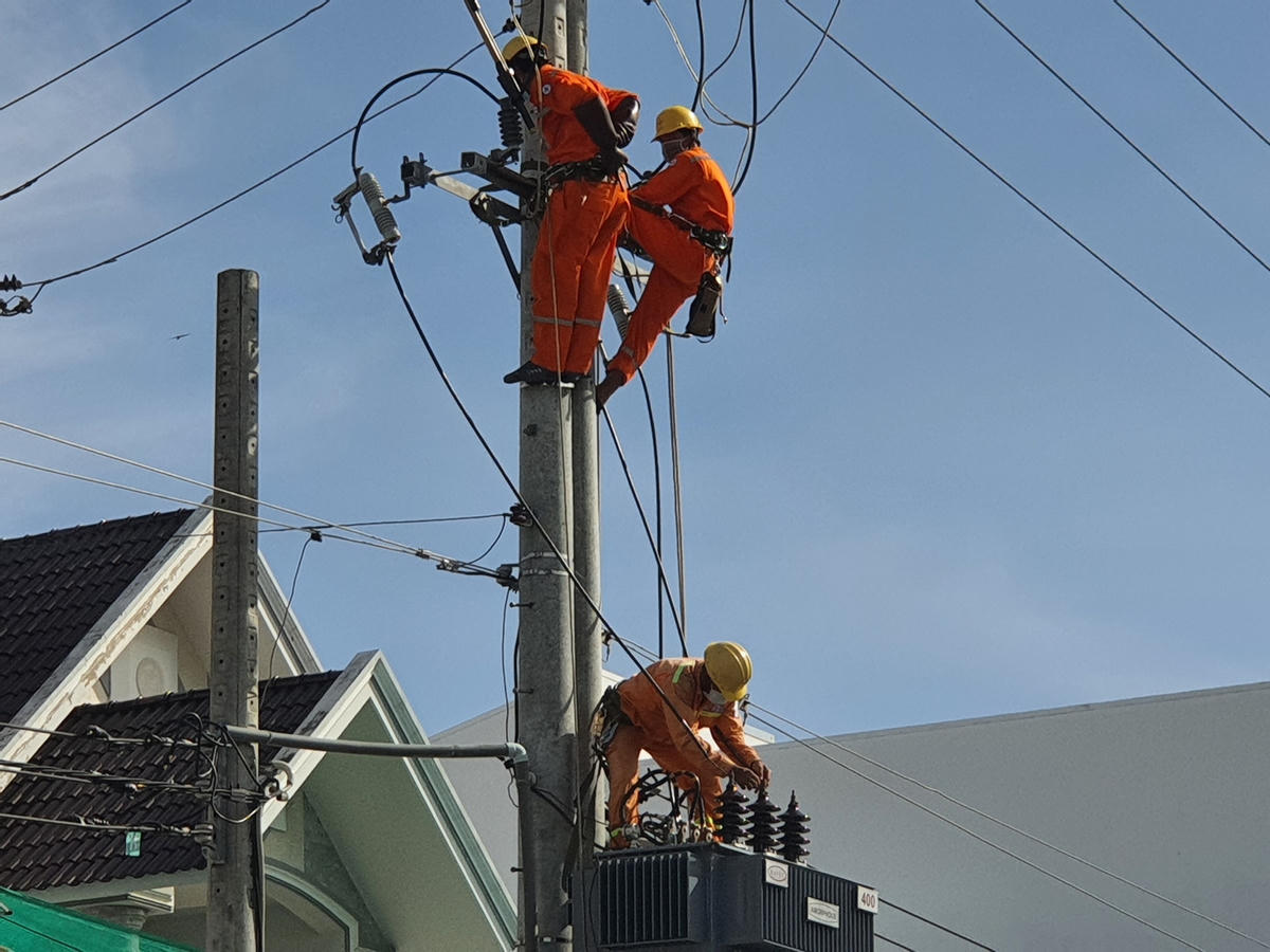 Đầu tư lưới điện phục vụ sinh hoat và sản xuất cho người dân vùng nông thôn.