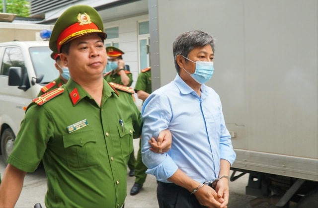 Ông Vũ Huy Hoàng được luật sư dìu đến toà