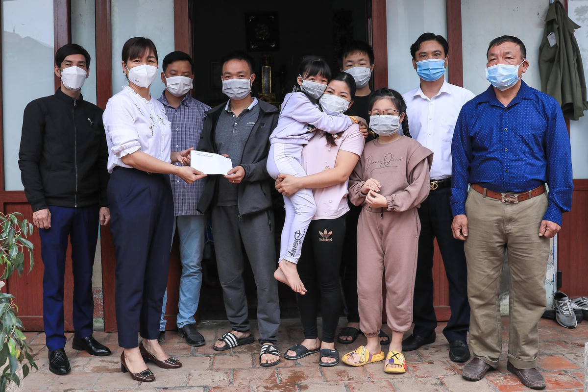 Lãnh đạo Ủy ban MTTQ huyện Thuận Thành, tỉnh Bắc Ninh cùng chính quyền địa phương, thăm hỏi và tặng quà động viên gia đình chị Tạ Thị Vân trở về quê hương từ chuyến bay cứu trợ của Chính phủ.