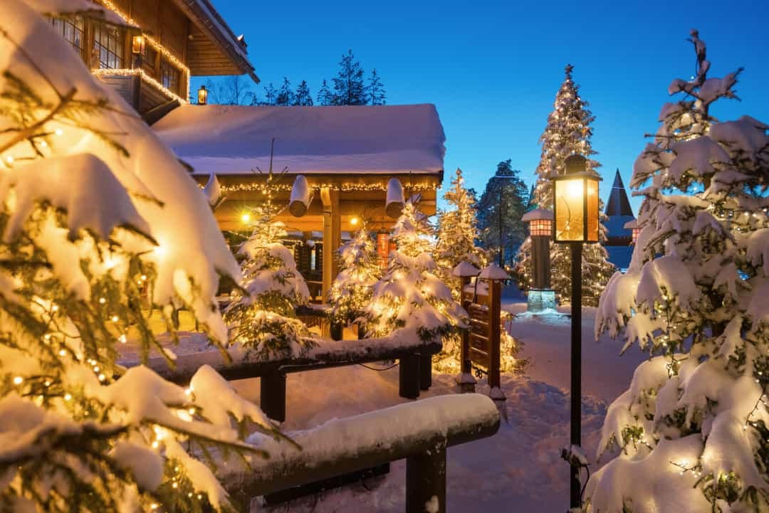 Xứ sở thần tiên mùa đông - Ánh sáng ấm áp của mùa đông ở Làng Santa Claus vào lúc hoàng hôn. Nó không có gì kỳ diệu hơn thế này.