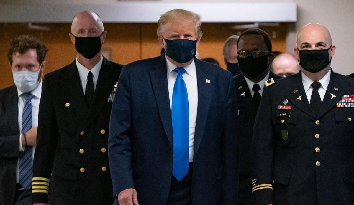 Tổng thống Mỹ Donald Trump cùng đội ngũ của mình đeo khẩu trang khi tới thăm một trung tâm y tế quân đội. Nguồn: CNN.