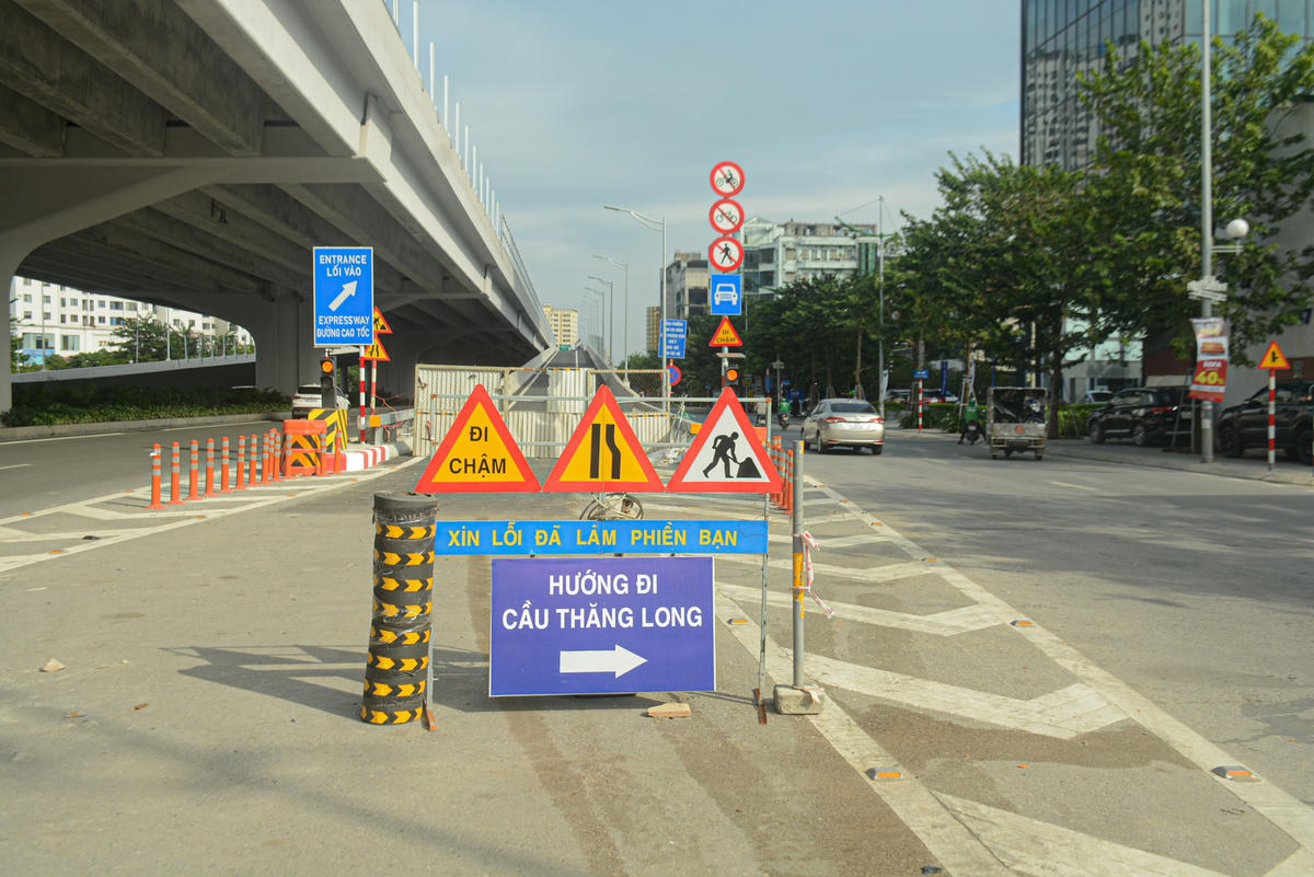 Theo ghi nhận của PV Báo Đại Đoàn Kết tại tuyến đường trên cao Mai Dịch – Nam Thăng Long, thuộc tuyến đường vành đai 3 của TP Hà Nội hiện đang hoàn thiện các hạng mục thi công. Đặc biệt, trong đó có 6 nhanh lên xuống đường trên cao đã cơ bản hoàn thành, sẵn sàng đi vào vận hành, chờ ngày thông xe.