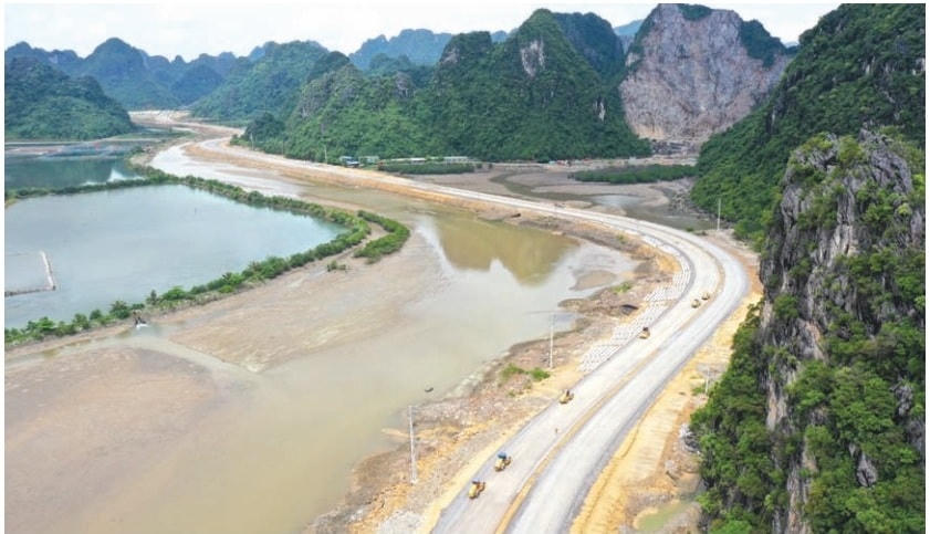 Đường bao biển nối TP Hạ Long - TP Cẩm Phả đang được khẩn trương hoàn thiện sẽ mở ra không gian và tạo động lực mới cho phát triển của tỉnh Quảng Ninh.