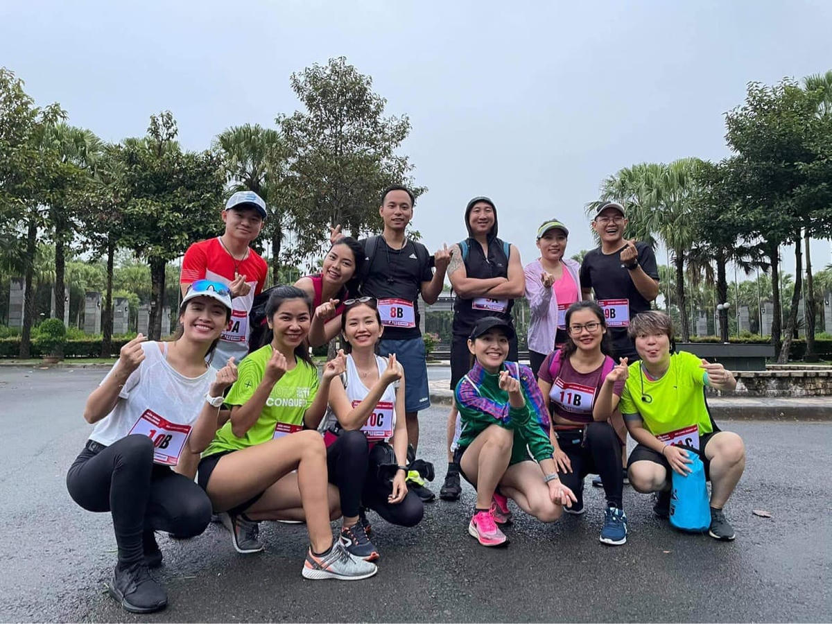 Sáng Chủ Nhật, Phan Lê Ái Phương tham gia chạy tiếp sức từ thiên cùng những người bạn.
