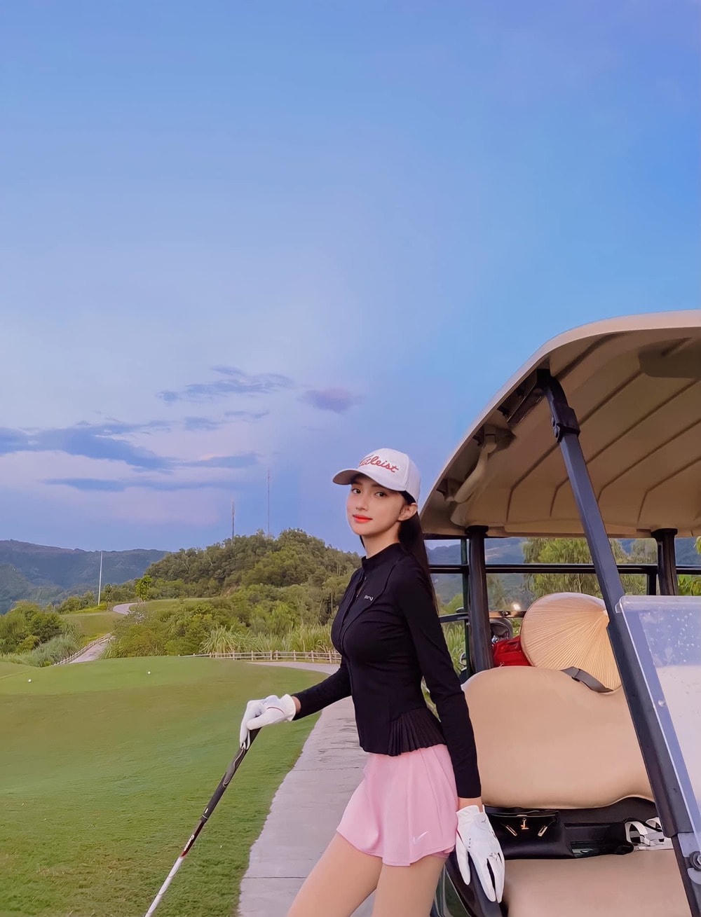 Cô nàng diện trang phục golf năng động và nhan sắc ngày càng thăng hạng.