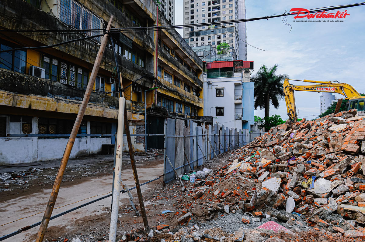 Hiện nay, đơn vị thi công đang rào chắn dự án.