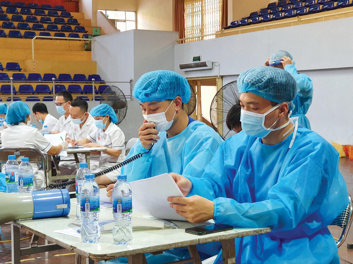 Đoàn nhân viên y tế tỉnh Phú Thọ tăng cường tại điểm tiêm.