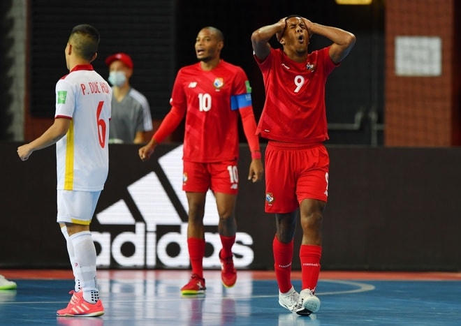 Cầu thủ Panama thất vọng khi Văn Hiếu ghi bàn nâng tỉ số lên 3-2.