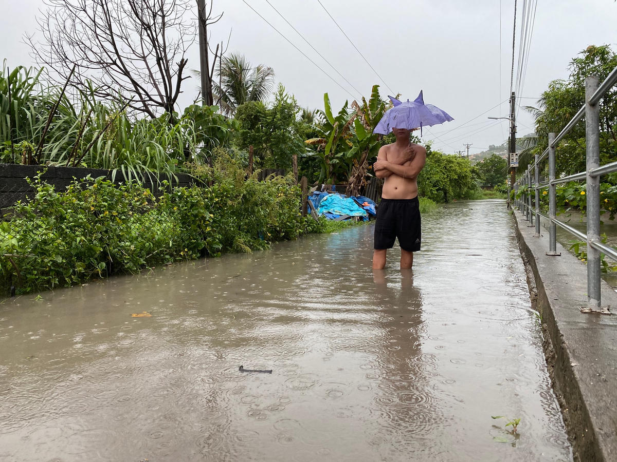 Người dân phải lội nước lụt để ra khỏi nhà.