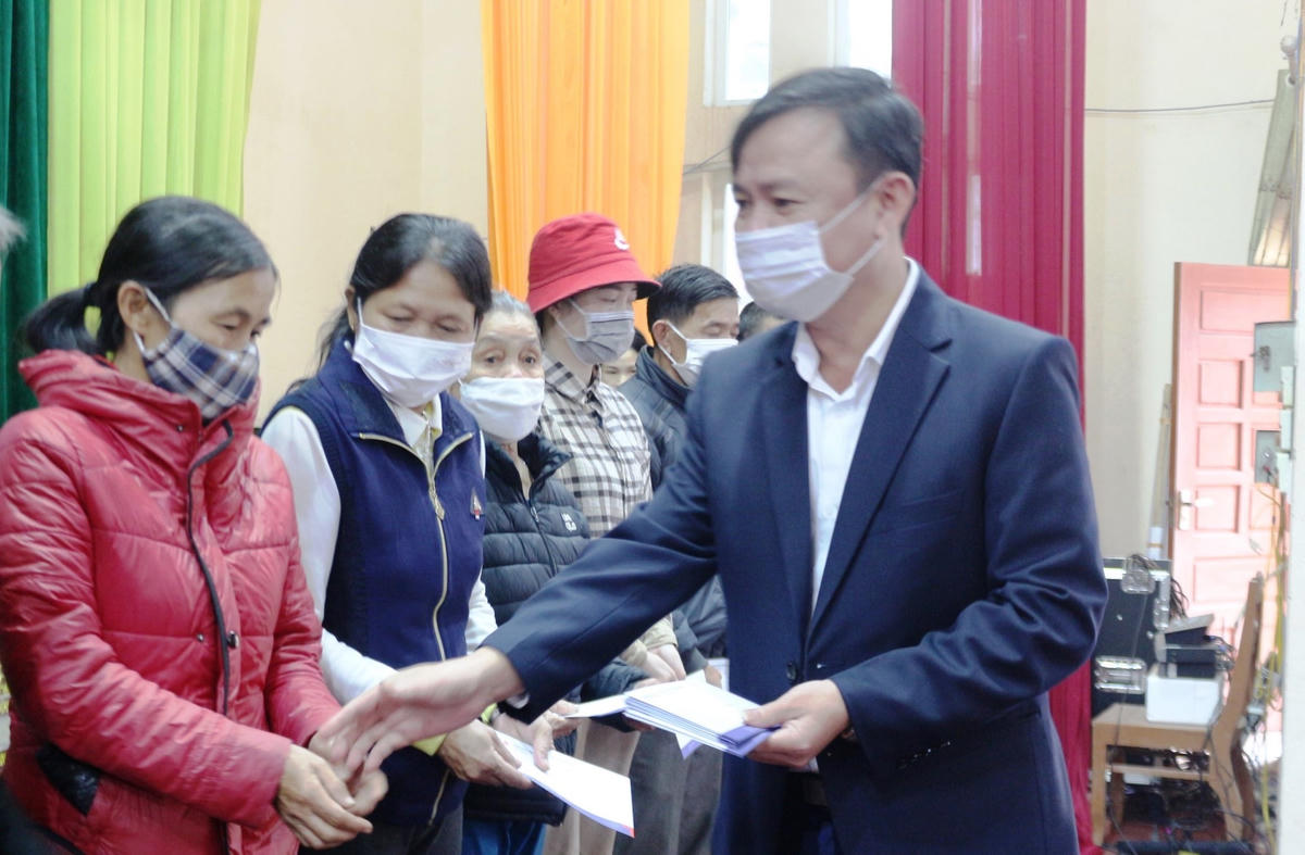 Đại diện BIDV chi nhánh Nam Hà Tĩnh trao quà cho bà con huyện Kỳ Anh.