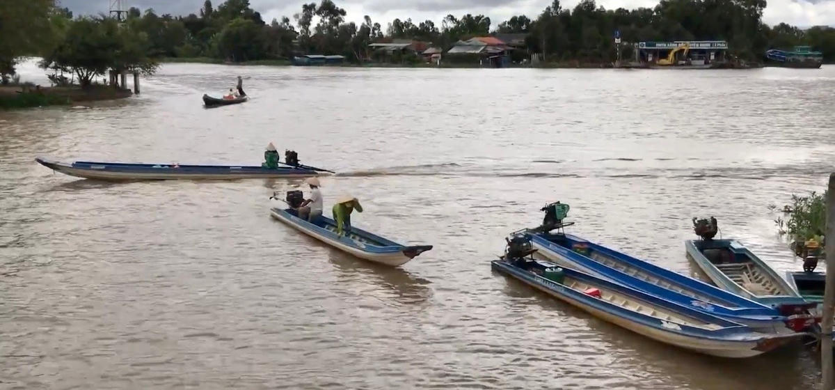 Ghe thồ trên kênh Phước Xuyên.