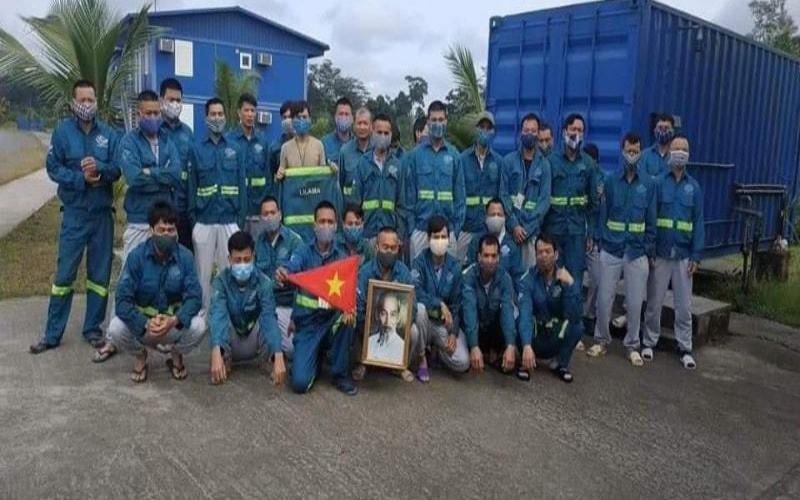 Công nhân Việt Nam ở Guinea Xích đạo chụp ảnh gửi về quê nhà qua mạng xã hội. (Ảnh: Báo Pháp luật TP Hồ Chí Minh).