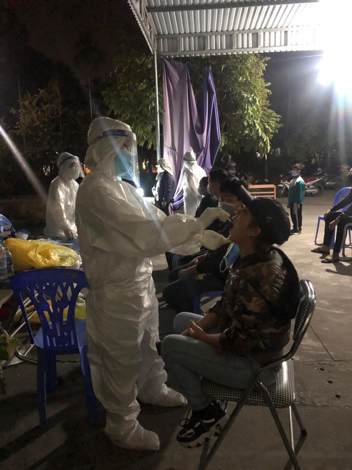 Xuyên đêm 4/2 lấy mẫu cho người đã từng đi, về vùng dịch thị xã Kinh Môn (Hải Dương) về phường Mạo Khê, thị xã Đông Triều.