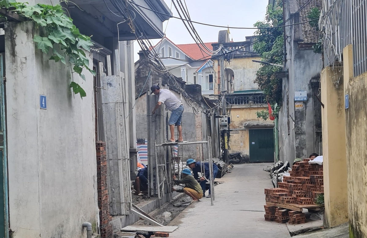 Theo tìm hiểu của PV, căn nhà đang tiến hành xây dựng trên mảnh đất của gia đình ông Nguyễn Công Khoái, Phó Bí thư thường trực, Chủ tịch Hội đồng nhân dân xã Liên Châu. Việc tụ tập đông người, không đeo khẩu trang để  xây dựng trong tình hình dịch bệnh khiến nhiều người dân bức xúc.