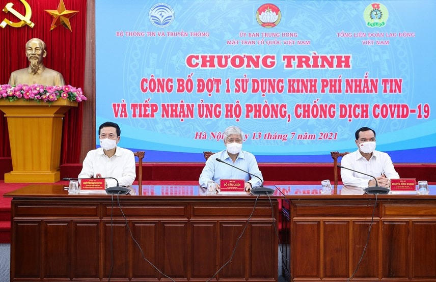 Chủ tịch Đỗ Văn Chiến chủ trì Lễ tiếp nhận.