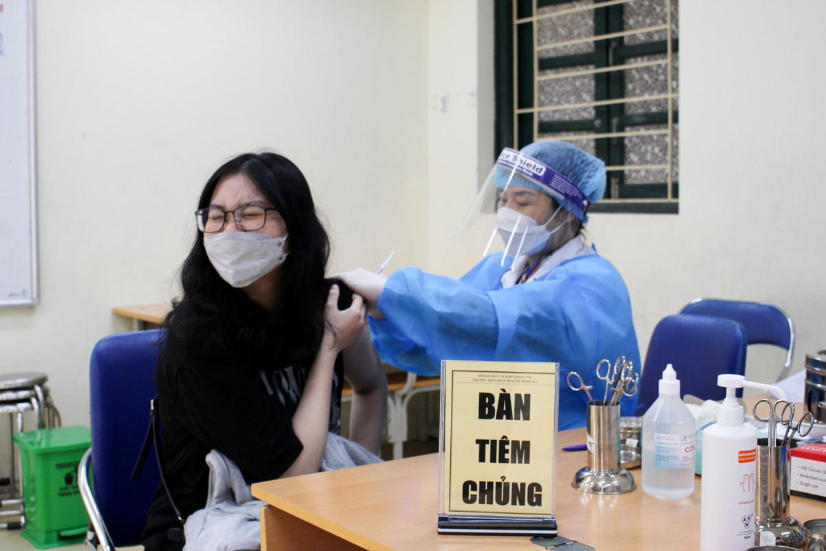 Phản ứng của một nữ sinh Trường THPT Phan Huy Chú khi tiêm vaccine.