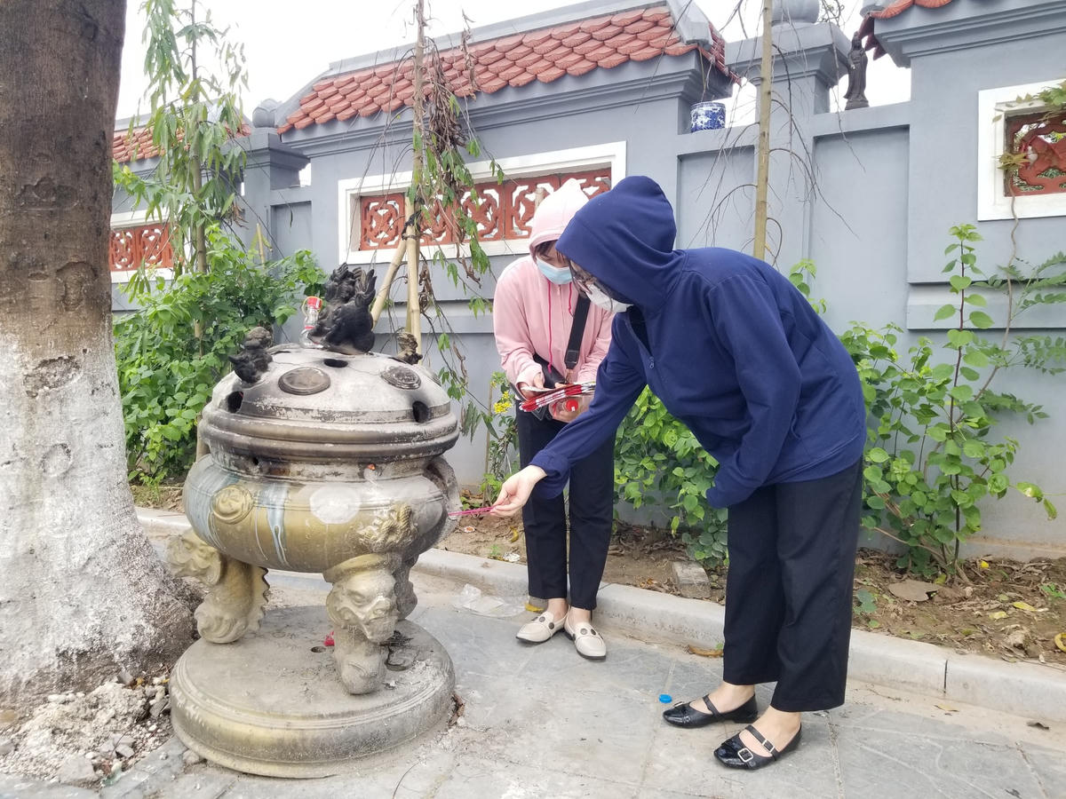 Chị Trần Thị Thảo (21 tuổi, Thanh Trì - Hà Nội) cho biết, vì không cập nhật thông tin nên không biết hôm nay chùa đóng cửa. Tuy nhiên, chị vẫn mua lễ và khấn vọng ngoài cổng chùa.