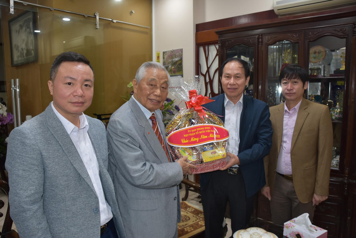 Phó Chủ tịch - Tổng Thư ký Lê Tiến Châu thăm, chúc Tết nguyên Phó Thủ tướng, nguyên Bộ trưởng Bộ Ngoại giao Nguyễn Mạnh Cầm.