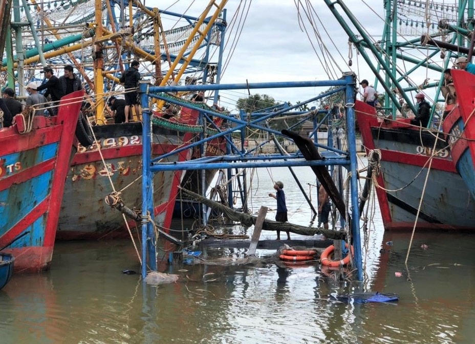 Tàu cá QNa 94529TS bị chìm ở âu thuyền Hồng Triều.