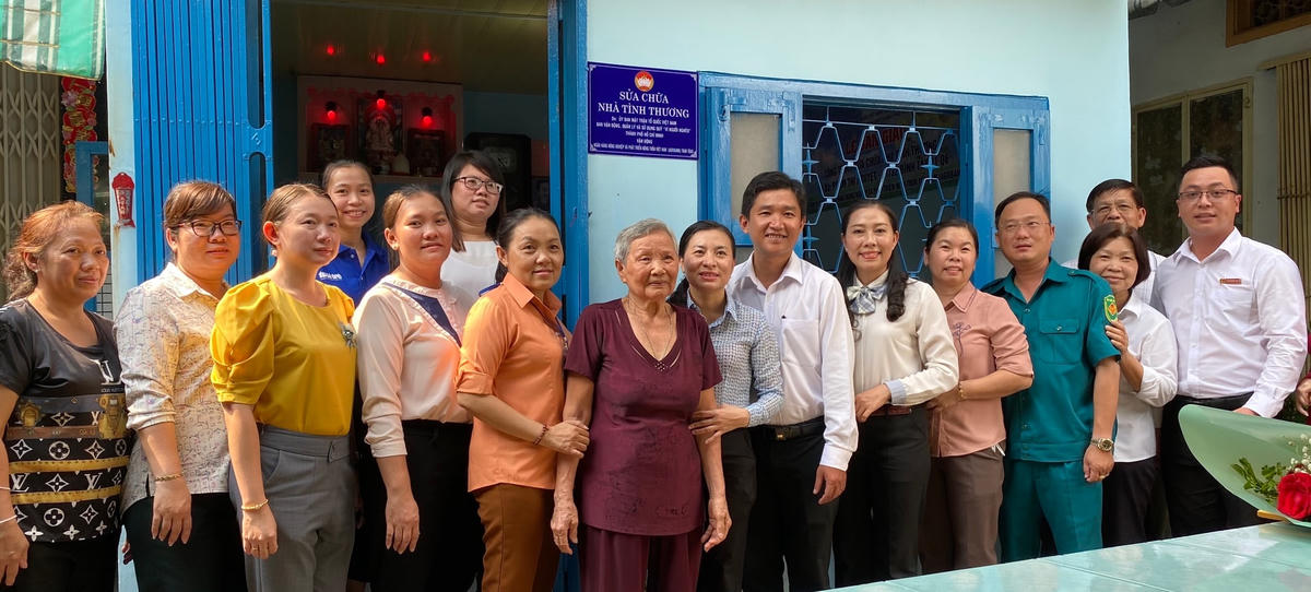 Lễ bàn giao công trình sửa chữa nhà tình thương của Ban Thường trực Ủy ban MTTQ - Ban vận động Quỹ “Vì người nghèo” TP HCM tại quận 6.