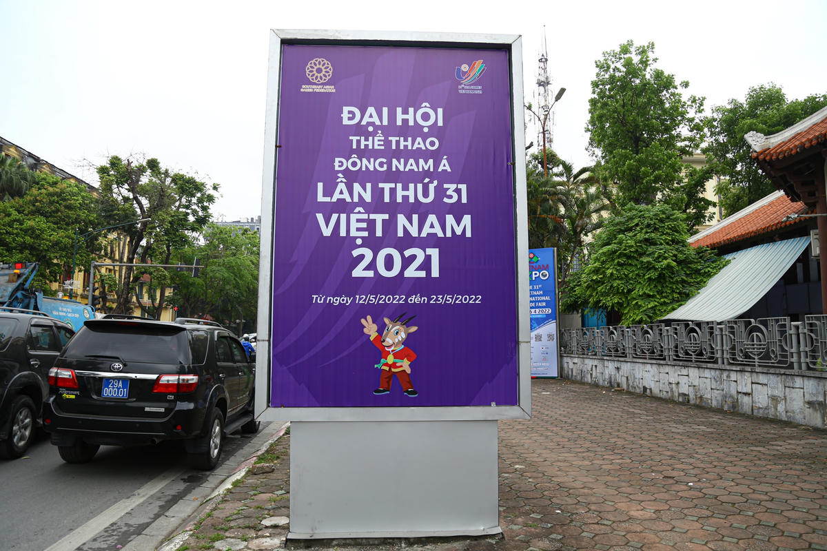 Pano, băng rôn tuyên truyền, cổ động SEA Games 31 được bố trí trên phố Trần Hưng Đạo, cạnh Cung Văn hóa Lao động Hữu nghị Việt - Xô.