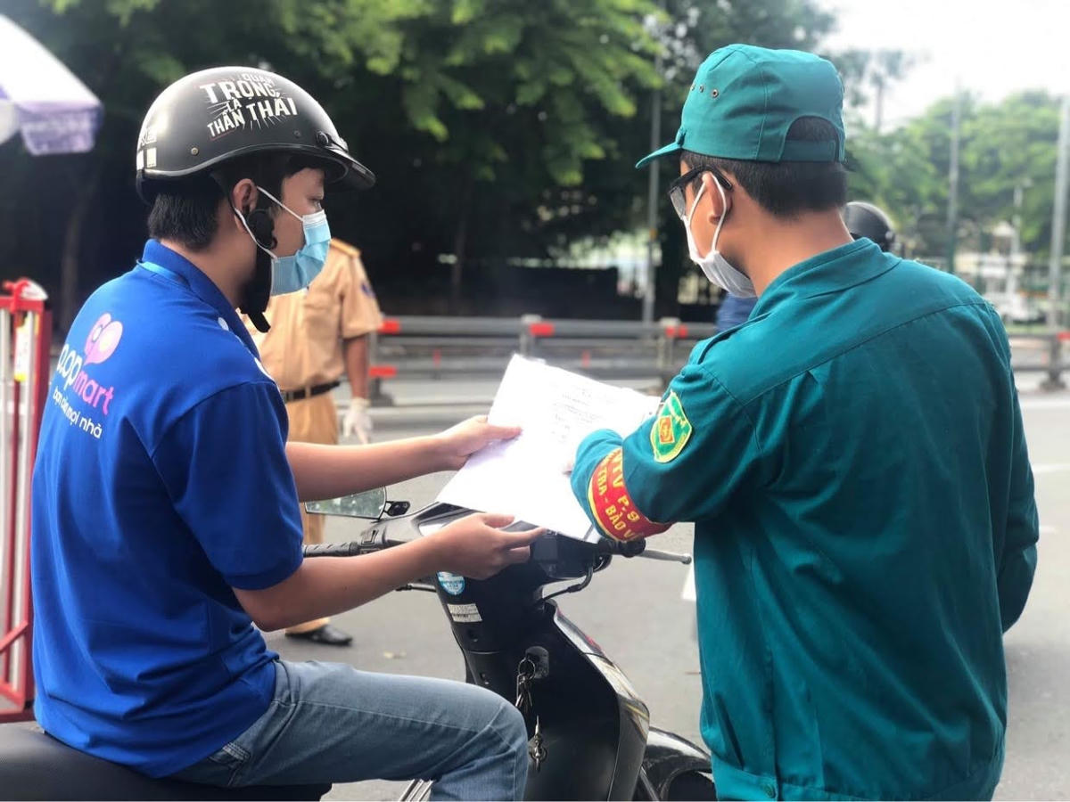 Giấy đi đường cũ cũng được lực lượng chức năng linh động cho qua chốt.
