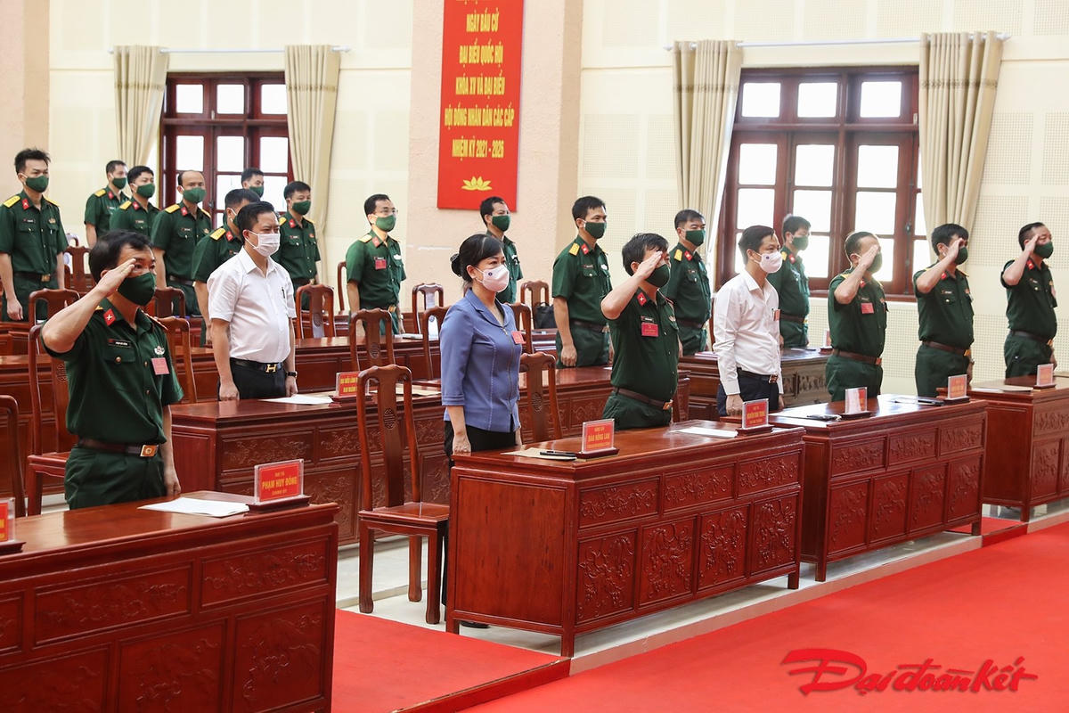 Bộ CHQS tỉnh Bắc Ninh tiến hành lễ khai mạc, bà Đào Hồng Lan, Bí thư tỉnh Ủy Bắc Ninh, Chủ tịch Ủy ban Bầu cử tỉnh Bắc Ninh dự lễ khai mạc và chỉ đạo bầu cử. Ảnh: Quang Vinh. 