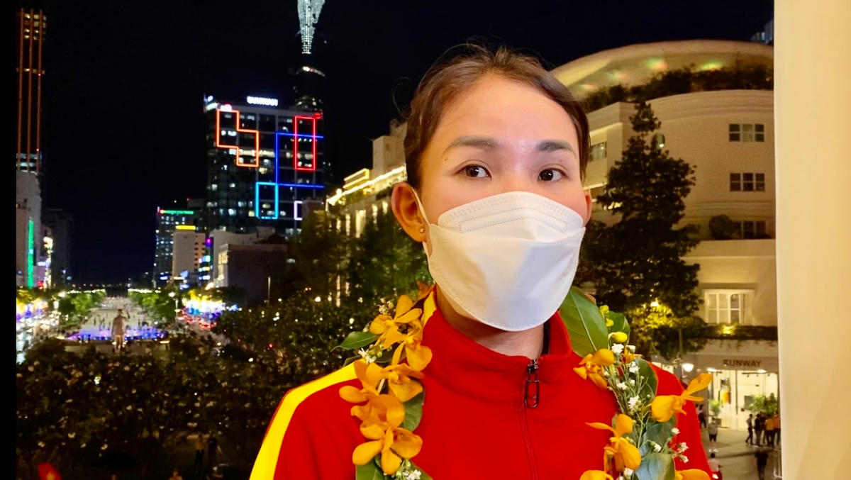 Nữ tuyển thủ Chương Thị Kiều, người đã ghi 1 trong 2 bàn thắng quyết định giúp đội tuyển Việt Nam vượt qua Đài Bắc Trung Hoa để có vé dự Vòng chung World Cup năm tới. Cô gái sinh năm 1995 này vô cùng xúc động và chia sẻ đây là lần đầu trong đời được chào đón nồng nhiệt như vậy.