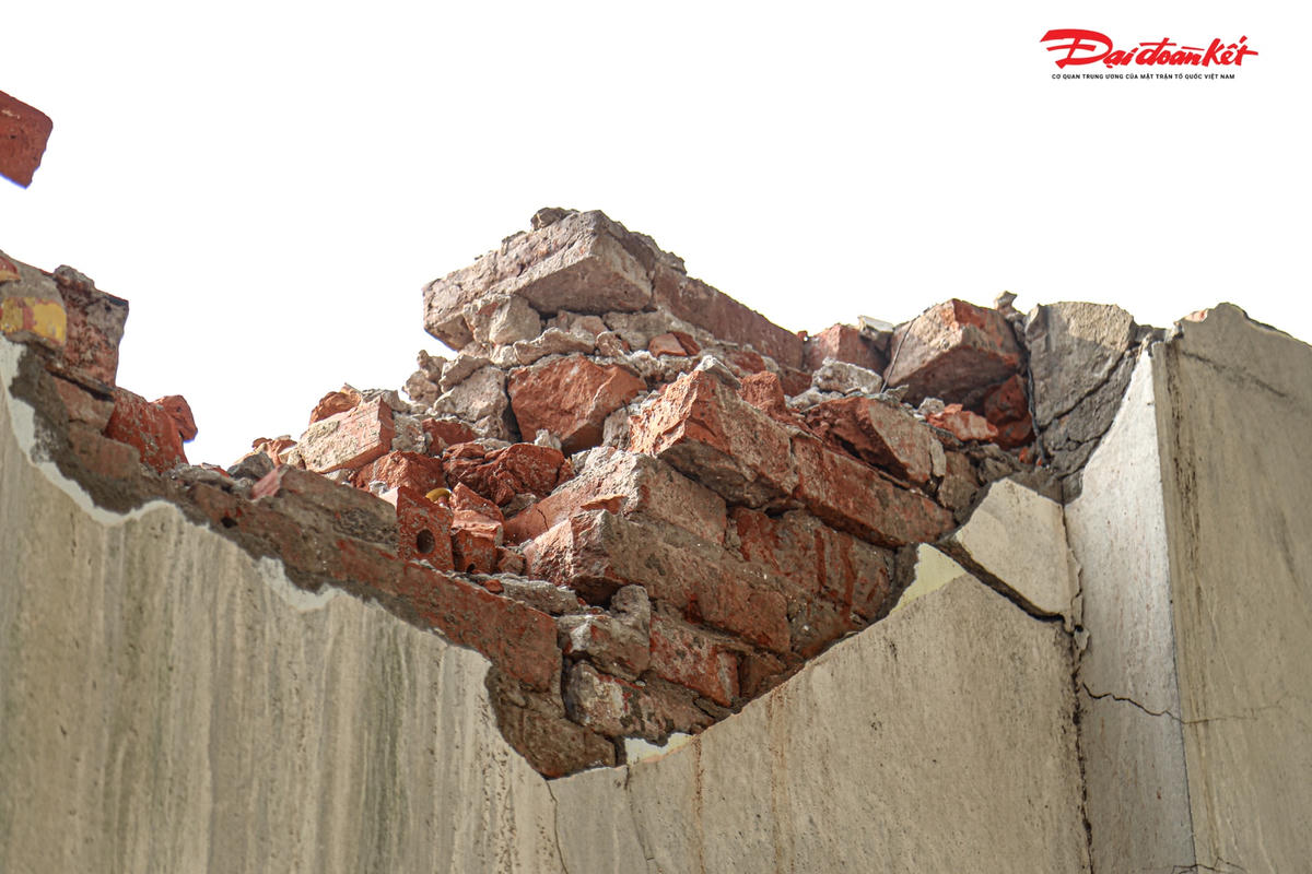 Những bức tường đang bị phá dang dở có nhiều viên gạch đã bị bung ra gần rơi xuống vỉa hè gây mất an toàn.