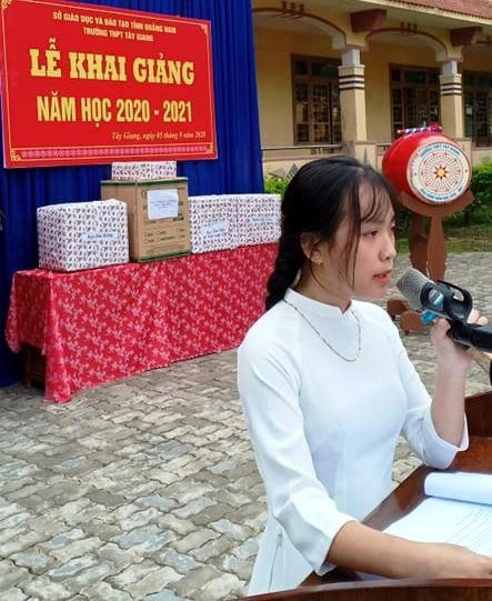 Em Trần Thị Thanh Thảo phát biểu cảm tưởng trong buổi Lễ khai giảng.