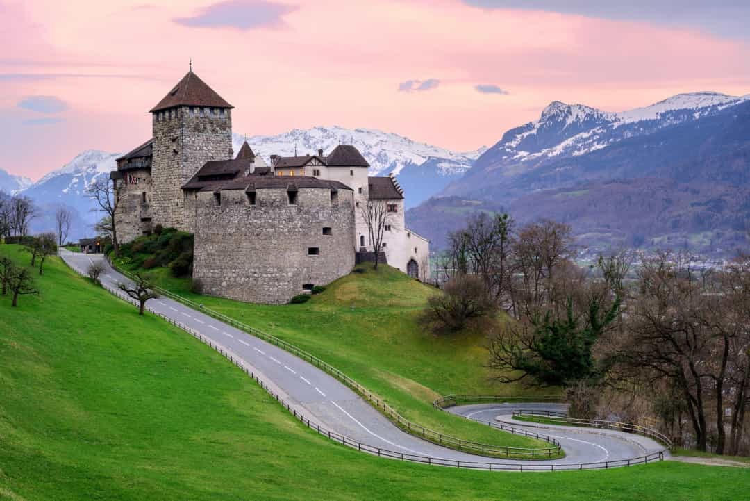 Liechtenstein nằm trên dãy Alps giữa Thụy Sĩ và Áo, đây là một trong những nơi an toàn nhất thế giới, hầu như không có tội phạm.  