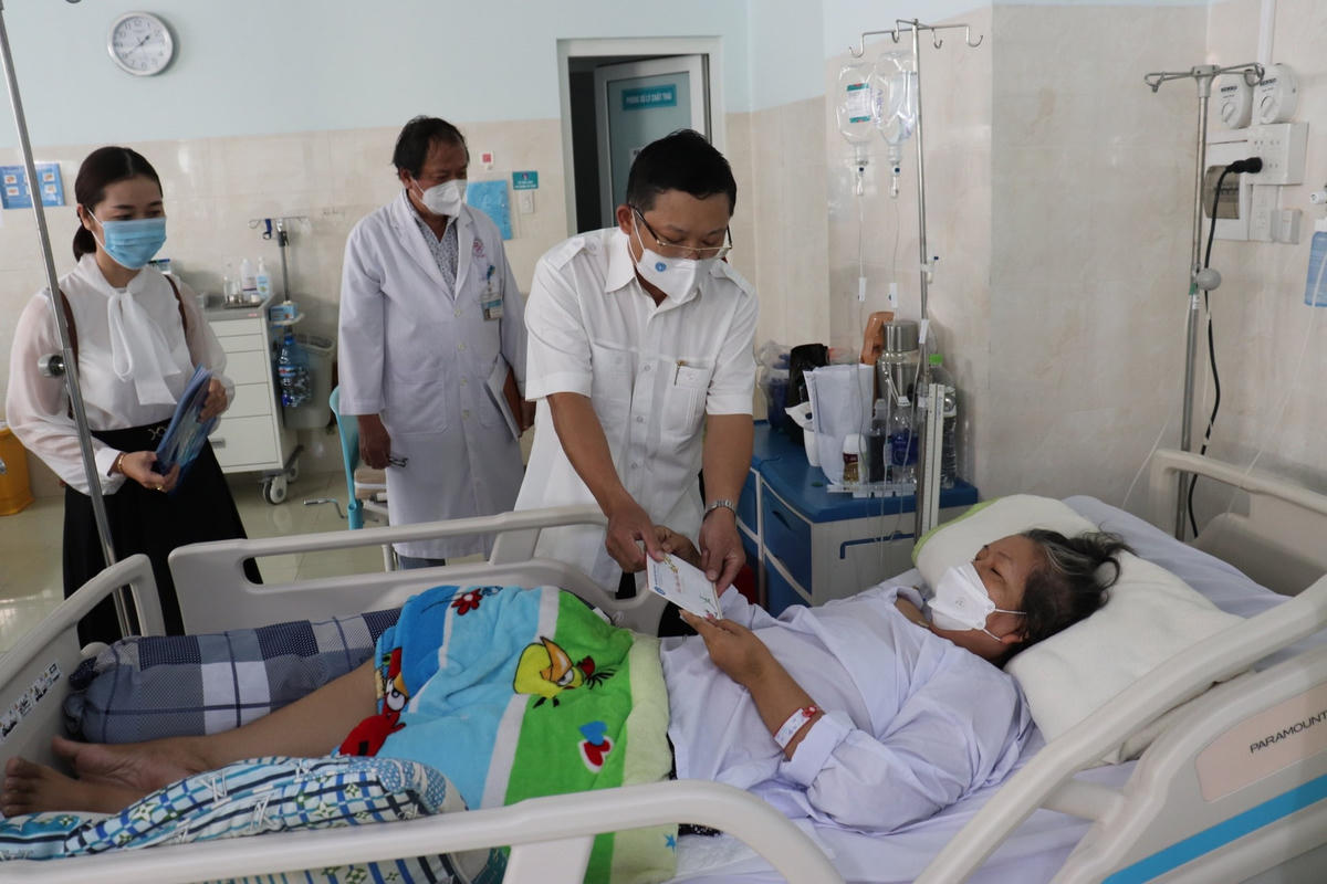 BHXH tỉnh An Giang trao quà cho bệnh nhân có hoàn cảnh khó khăn tại bệnh viện tim mạch An Giang.