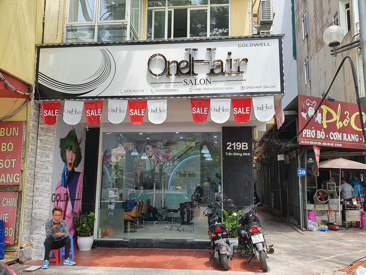 Ngoài ra, ông Chử Xuân Dũng, Phó Chủ tịch UBND TP Hà Nội cũng yêu cầu chủ các cơ sở dịch vụ phải đảm bảo thực hiện nghiêm các biện pháp phòng chống dịch theo quy định, yêu cầu khách hàng khai báo y tế, lập danh sách, kiểm soát, đối chiếu thông tin khách hàng hàng ngày.