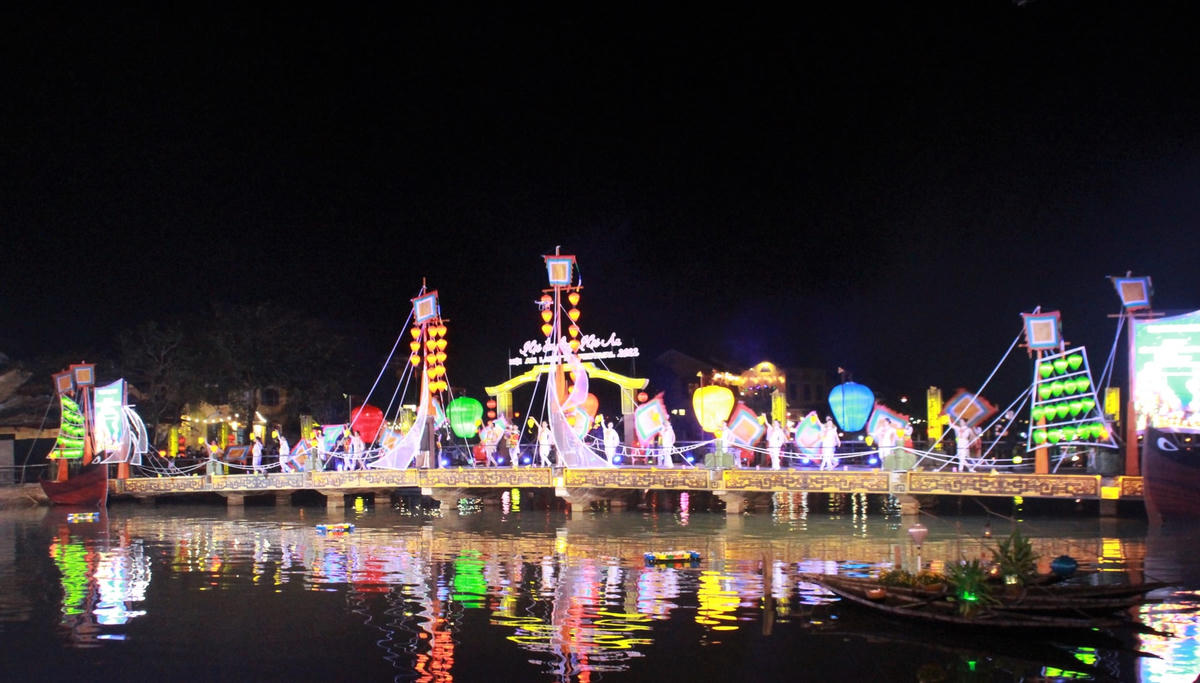 Cầu An Hội, TP Hội An lung linh nhiều màu sắc đèn lồng.