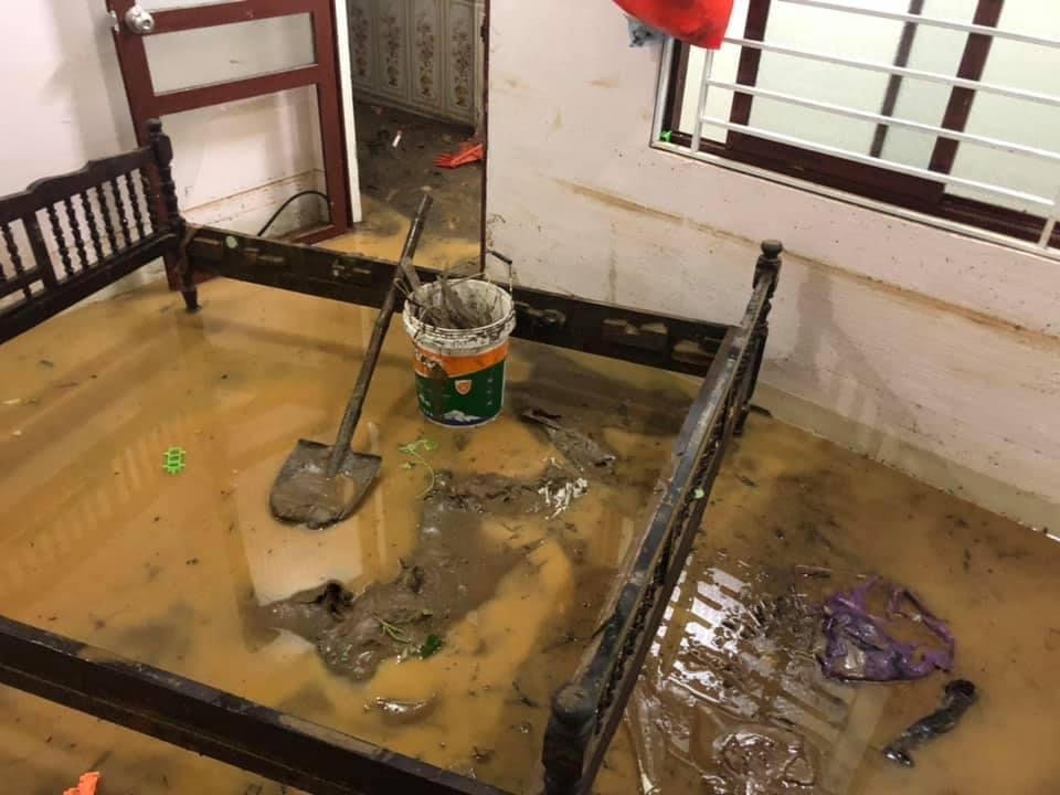 Nước lũ và bùn tràn vào nhà dân tại TP Lào Cai