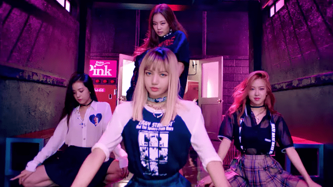 Tạo hình của Lisa trong MV Boombayah. 
