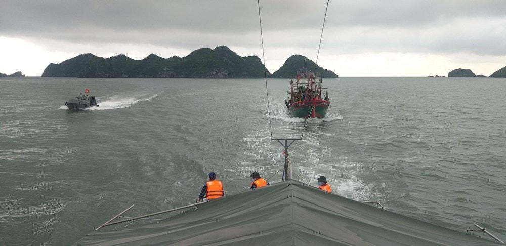 Tàu Biên phòng lai kéo tàu cá về Vịnh Cát Bà. 
