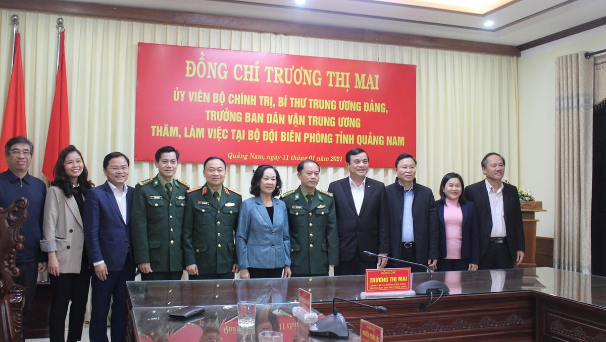 Bà Trương Thị Mai chụp ảnh lưu niệm tại BĐBP tỉnh Quảng Nam.