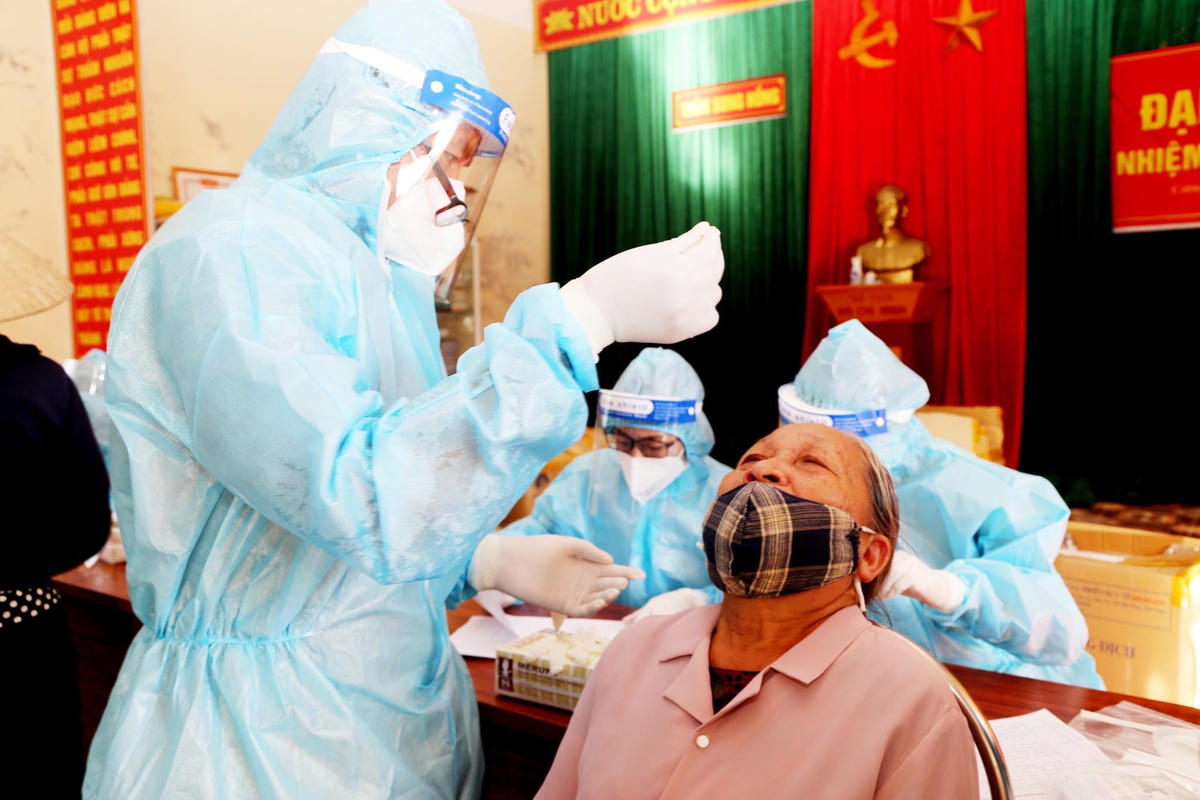 Lấy mẫu xét nghiệm cho người dân ở huyện Nghi Xuân (Hà Tĩnh).
