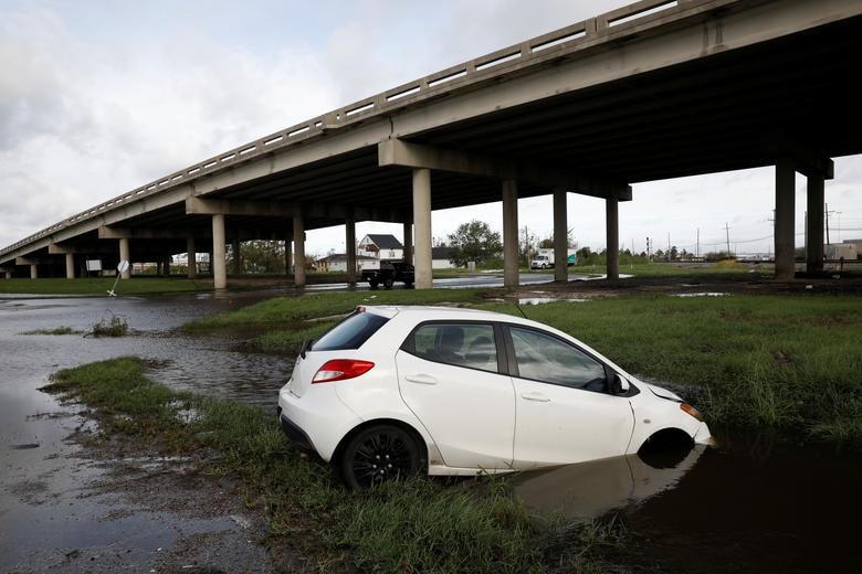 Xe ô tô ngập nước nằm giữa đường tại Kenner, Louisiana.